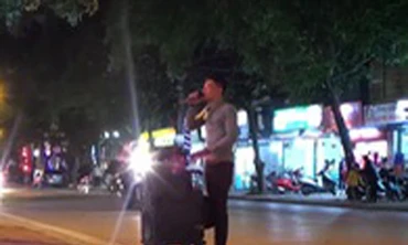 Người dân Hà Nội bực bội vì loa thùng hát rong 'làm phiền'