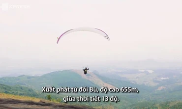 Vận động viên nữ nhảy dù giữa thời tiết giá lạnh