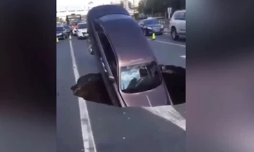 Rùng mình nhìn hố tử thần 'nuốt' siêu xe 17 tỷ giữa phố