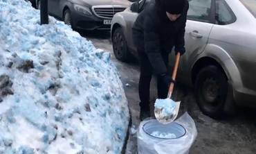 Hàng ngàn người Nga hoang mang vì tuyết hoá xanh sau một đêm