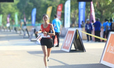 Sau nỗ lực cán đích phi thường, Nguyễn Thị Ninh ngã quỵ, phải thở oxy