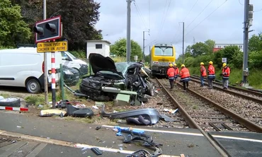 Mắc kẹt trên đường ray xe lửa, tài xế bỏ xe để giữ mạng