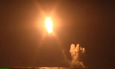 Tàu ngầm Nga khai hoả 4 tên lửa đạn đạo liên lục địa Bulava