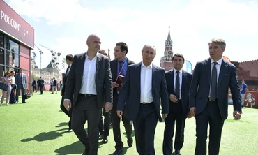 Tổng thống Nga và Chủ tịch FIFA chơi bóng đá trên Quảng trường Đỏ