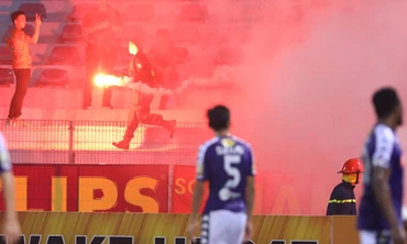 VIDEO: Cổ động viên Hải Phòng đốt pháo sáng rực sân Hàng Đẫy