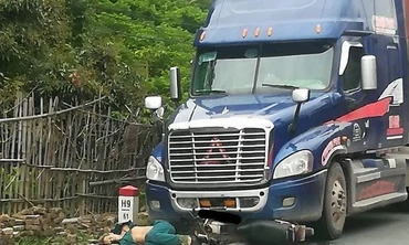 Sang đường không quan sát, người đi xe máy bị xe đầu kéo đâm tử vong