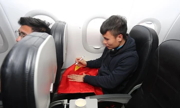 U23 Việt Nam tất bật ký tặng người hâm mộ trên chuyên cơ về nước