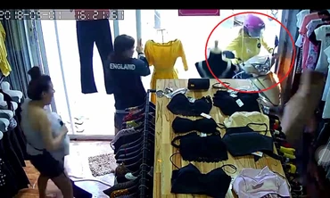 Siêu 'ninja Lead' lao xe húc vỡ kính cửa hàng quần áo