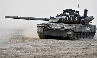 Động cơ xe tăng T-80 gầm rú.