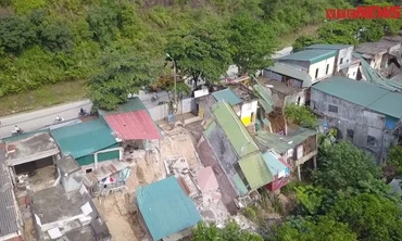 6 nhà dân bị kéo sập xuống sông Đà tại Hòa Bình nhìn từ flycam