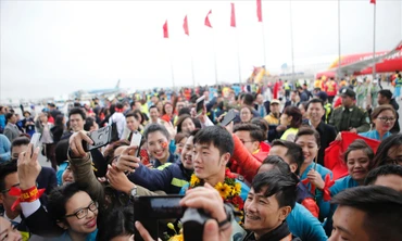 Cầu thủ U23 Việt Nam selfie trên xe buýt giữa 'rừng' người hâm mộ