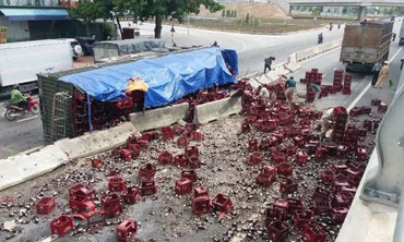 Lật xe đầu kéo chở bia, hàng nghìn chai bia vỡ tung tóe trên quốc lộ