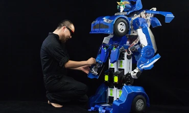 Robot biến hình thành ô tô như trong phim