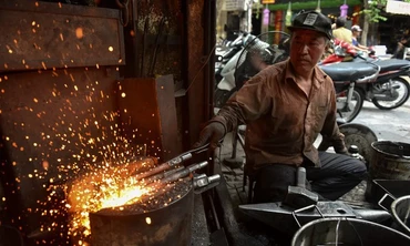 Nóng đỉnh điểm, thợ rèn phố cổ Hà Nội vẫn đe búa bên lò lửa 1000 độ