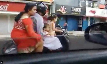 Sửng sốt cảnh bé 5 tuổi lái xe máy đèo bố mẹ và em gái