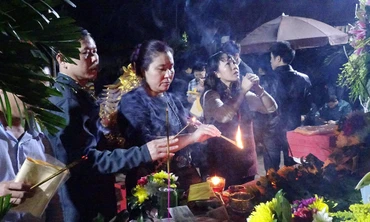 'Biển người' ùn ùn vào đền Trần sau lễ khai ấn