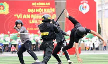 Mãn nhãn với chiến sĩ công an một mình hạ nhóm đối tượng có vũ khí nóng 