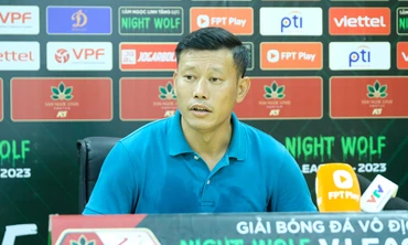 HLV Thạch Bảo Khanh cười tươi sau chiến thắng trước Hải Phòng