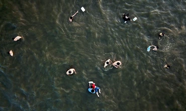 Clip: Người dân Hà Nội ùn ùn kéo ra Hồ Tây bơi lội hạ nhiệt đầu hè