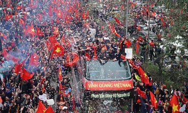 Biển người lên cầu Nhật Tân đón đoàn xe chở U23 đi qua