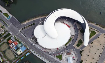 Nhìn gần Cung 'cá heo vờn sóng' có một không hai bên bờ vịnh Hạ Long