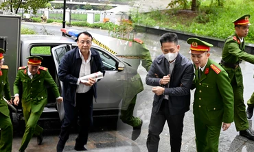 [VIDEO] Dẫn giải Chủ tịch Tập đoàn Tân Hoàng Minh cùng các bị cáo