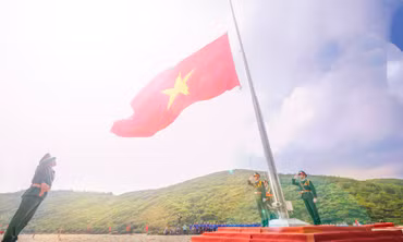 Toàn cảnh Lễ Thượng cờ 'Tổ quốc trong lòng Tổ quốc' tại Tiền Phong Marathon 2024 