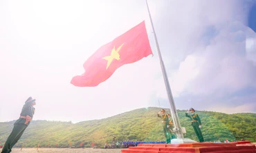 Toàn cảnh Lễ Thượng cờ 'Tổ quốc trong lòng Tổ quốc' tại Tiền Phong Marathon 2024 