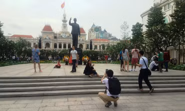 Du khách háo hức đón năm mới ở Sài Gòn