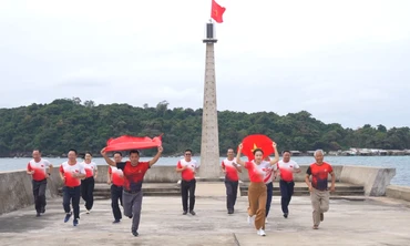 Xúc động Lễ Thượng cờ trên đảo Thổ Châu, hưởng ứng Tiền Phong Marathon 2025