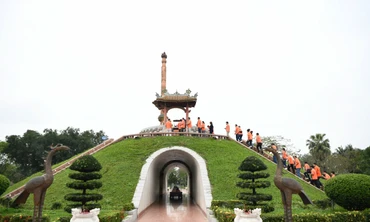 Vào Thành cổ, thắp một nén nhang viếng người nằm dưới cỏ...