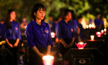 [TOÀN CẢNH] Lễ thắp nến tri ân các Anh hùng liệt sĩ