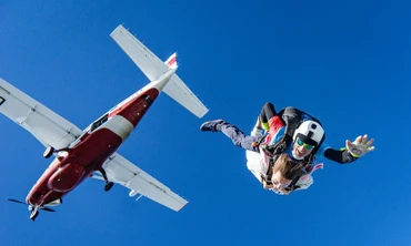 Tại sao máy bay dân dụng gặp sự cố, hành khách lại không nhảy dù để thoát nạn?