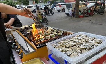 Thị trường ngày 11/10: Cẩn trọng cơn sốt gà ủ muối, hàu nướng vỉa hè giá rẻ