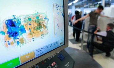 Đồ vật trong túi sẽ hiện lên như thế nào khi qua máy soi hành lý ở sân bay