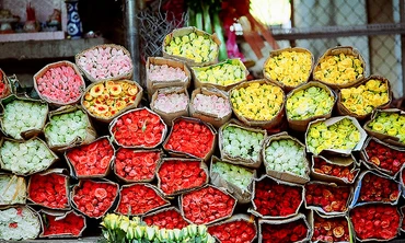 Thị trường ngày 18/10: Hoa tươi bắt đầu tăng giá trước ngày lễ 20/10