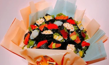 Thị trường ngày 18/11: Sốt hoa sushi lạ mắt hơn 1 triệu đồng dịp 20/11