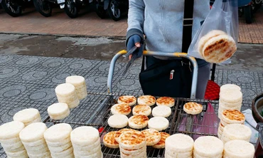 Thị trường ngày 20/11: Bánh sắn nướng hút khách, TV giảm giá sốc Black Friday