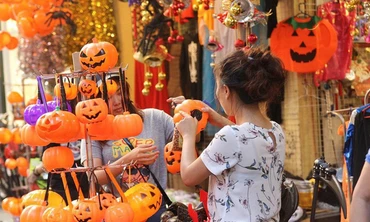 Thị trường 28/10: Giá Iphone 12 giảm mạnh, nhộn nhịp sắm sửa đồ hóa trang Halloween 