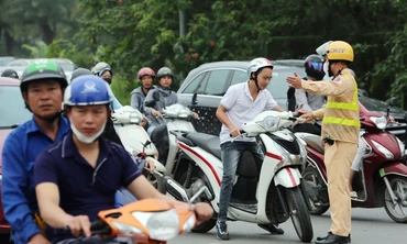 TIN NHANH 12H: Tài xế giỡn 'tử thần' ở Đại lộ Thăng Long; Lo hậu sự cho người mẫu bị sát hại dã man