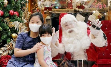 Ông già Noel 'cưỡi' xe máy thất nghiệp, ông già Noel online lên ngôi