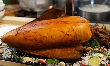 Mực khổng lồ ‘quái vật’ bao nhiêu cũng hết hàng; thực phẩm không nên hâm bằng lò vi sóng