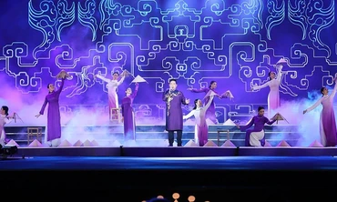 Đắm chìm trong làn điệu dân ca ngọt ngào qua tiếng hát của Quang Lê 