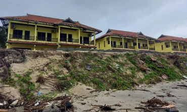 CLIP: Sóng biển 'ăn' sát bờ, đánh sập nhiều nhà ven biển Cửa Đại