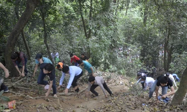 [VIDEO] Rồng rắn vượt rào lưới B40 leo sườn dốc Lễ hội Đền Hùng