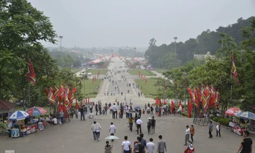 [VIDEO] Thành kính dâng hương Lễ hội Đền Hùng