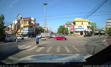 "Ninja Lead" va chạm với ôtô ngay giữa ngã tư