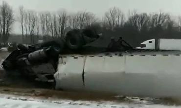 Hàng loạt container mất lái và bị lật trên đường tuyết