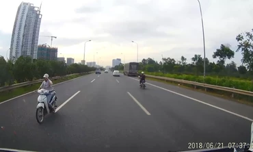 'Ninja' đi lạc nguy hiểm sang làn ngược chiều trên Đại Lộ Thăng Long