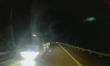 Xe tải đi ngược chiều nguy hiểm trên cao tốc Nội Bài - Lào Cai